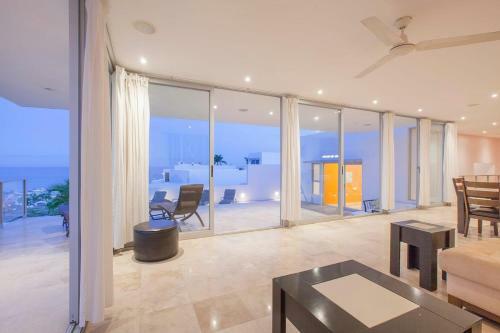 Panoramic Oceanview Home With Private Resort-style Pool