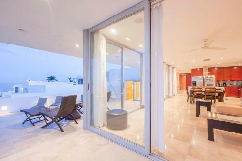 Panoramic Oceanview Home With Private Resort-style Pool
