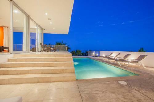 Panoramic Oceanview Home With Private Resort-style Pool