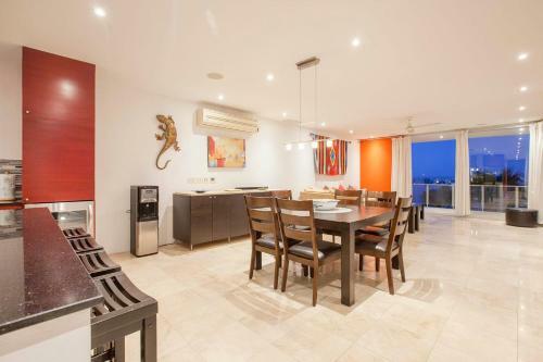 Panoramic Oceanview Home With Private Resort-style Pool