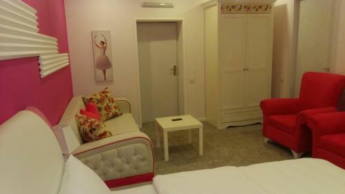 Pink Apartment Near Airport