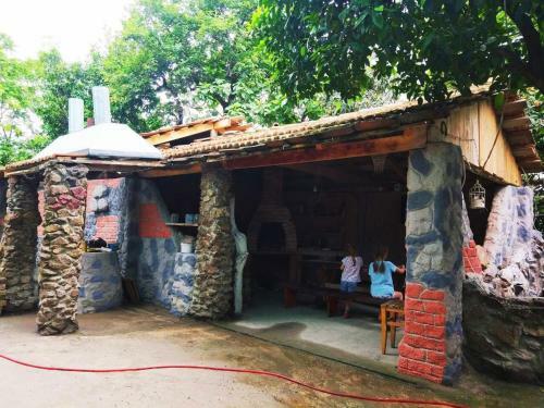 Hostal Mzeos House