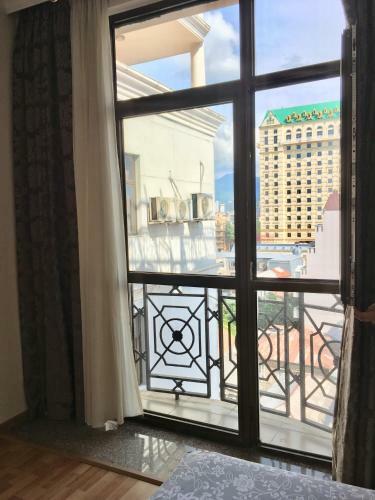 Light Apartment On Rustaveli Avenue
