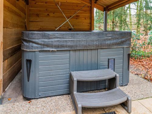 Comfortable Holiday Home In Epe With Hot Tub