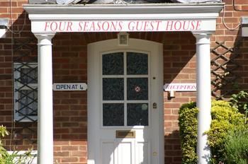 Hostal Four Seasons Guest House