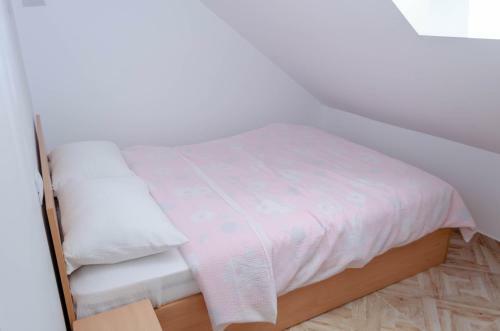 Apartamento Mansarda Mica Cu Baie Proprie
