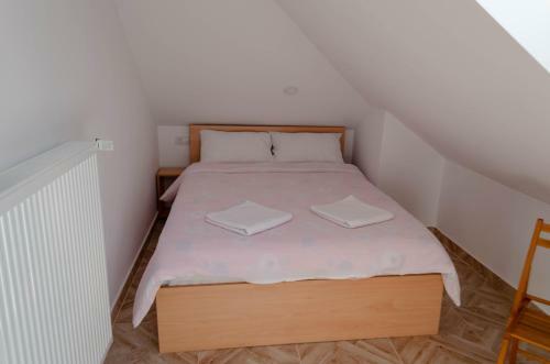 Apartamento Mansarda Mica Cu Baie Proprie