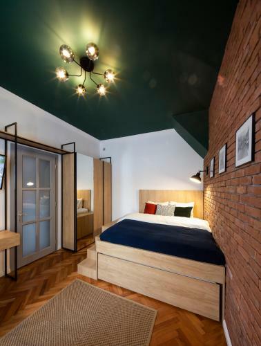 Old Town Courtyard Apartment With Private Parking