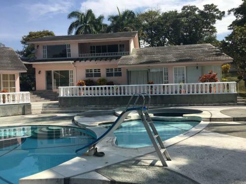 Hermosa Villa - Piscina - Jacuzzi - Jardines