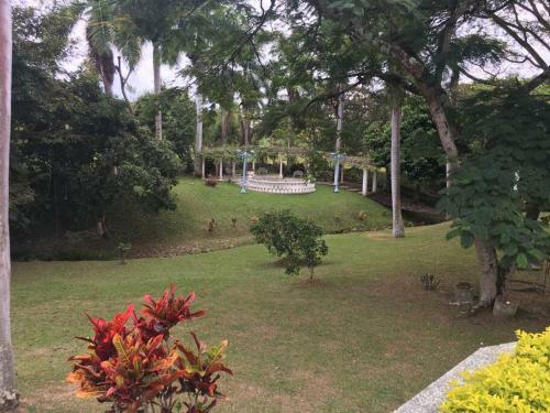 Hermosa Villa - Piscina - Jacuzzi - Jardines