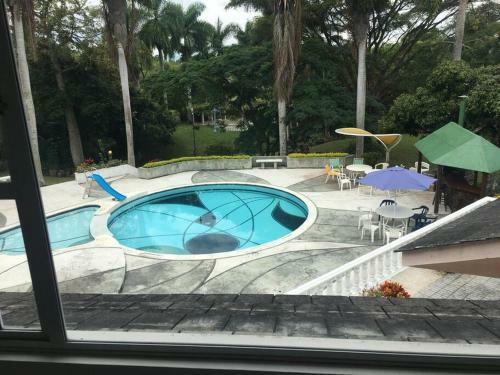 Hermosa Villa - Piscina - Jacuzzi - Jardines