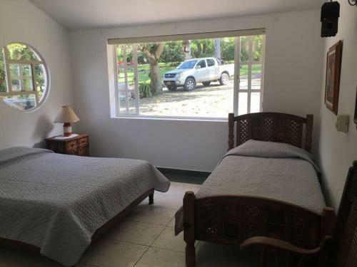 Hermosa Villa - Piscina - Jacuzzi - Jardines