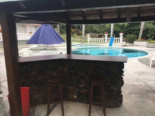 Hermosa Villa - Piscina - Jacuzzi - Jardines