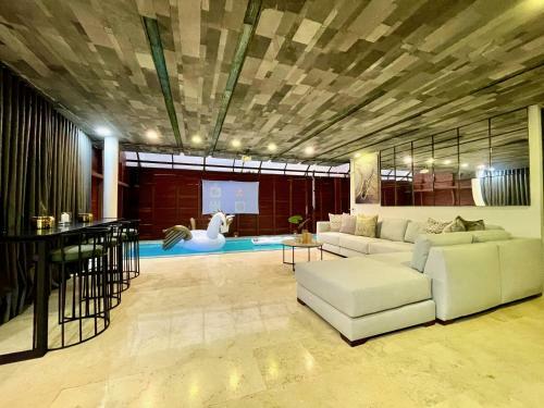 Casa Catalina Luxury 9bdr Villa In Lleras Park