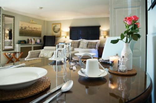 Bed & Breakfast Magazine Wood