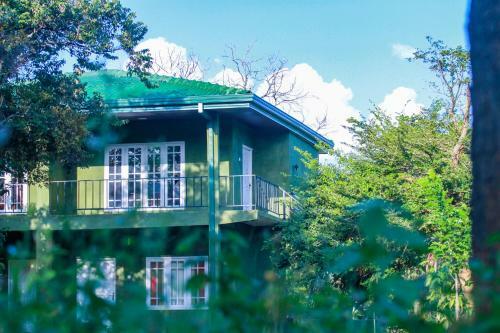Hotel Pavona Lake