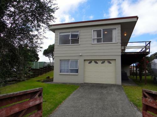 Omaha Beach Bach - Omaha Holiday Home