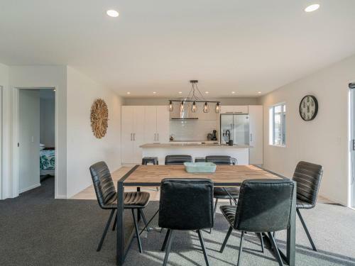 Sundaze Escape - Cooks Beach Holiday Home