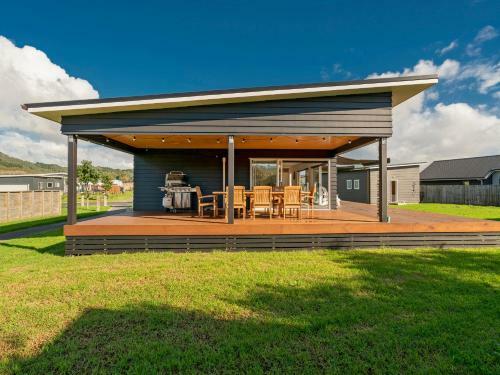 Sundaze Escape - Cooks Beach Holiday Home