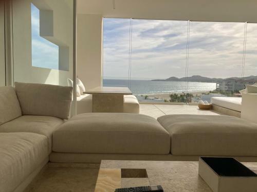 Sublime Oceanfront Viceroy 2bd Condo