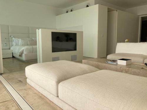Sublime Oceanfront Viceroy 2bd Condo