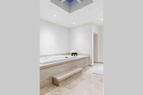 Villa Luxurious Unique & Enchanting 5 Br Ph Ocenan Front