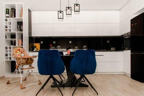 Super Luxurious & Spacious Designer Apartment.