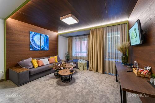 103 Alpine Hotel