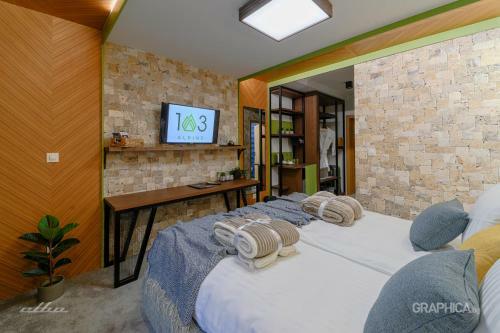 103 Alpine Hotel
