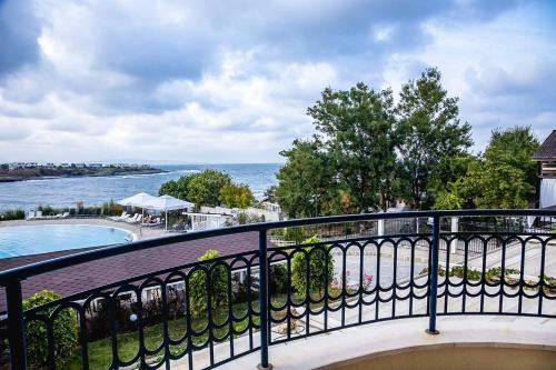 Summer Breeze And Sea View In 2-bdr Apartment