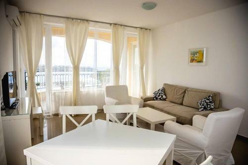 Summer Breeze And Sea View In 2-bdr Apartment