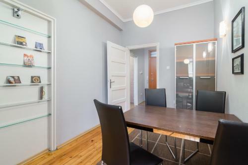 Beautiful Business Apartment- Top Center