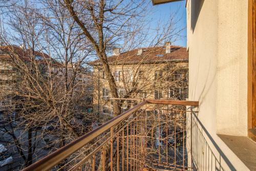 Colorful Two Bedroom Apartment Next To Serdika Center Sofia