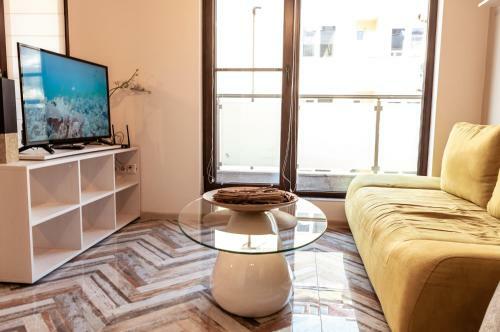 Bright 1bdr Apartment With A Balcony