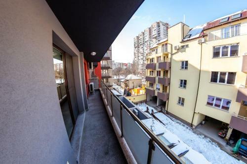 Bright 1bdr Apartment With A Balcony