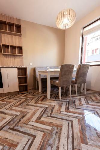 Bright 1bdr Apartment With A Balcony