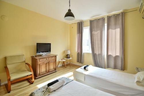 Spacious Apartment At Central Location - Karavelov