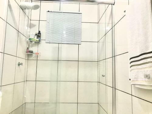 Casa Decorada Com Estacionamento, Bem Localizada