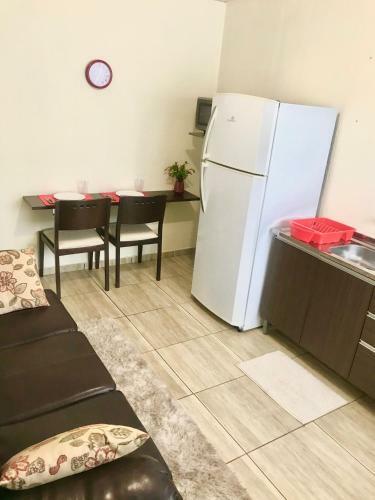 Casa Decorada Com Estacionamento, Bem Localizada