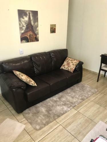 Casa Decorada Com Estacionamento, Bem Localizada