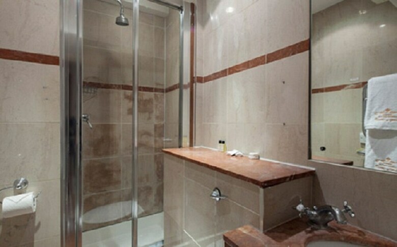 The New London Carlton Hotel