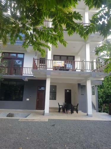 Hotel Waves Hiri