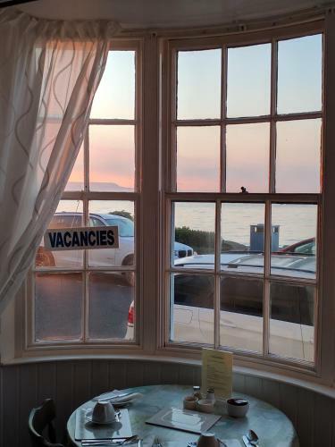 Hostal Whitecliff Guest House