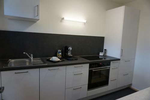 Apartamento Haus Mit 6 Schlafzimmer, Pool Und Gro�em Garten