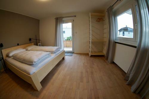 Apartamento Haus Mit 6 Schlafzimmer, Pool Und Gro�em Garten