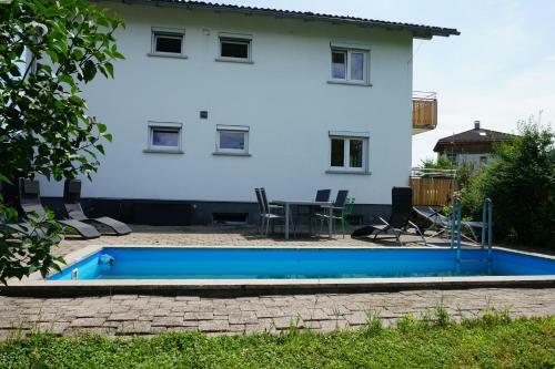 Apartamento Haus Mit 6 Schlafzimmer, Pool Und Gro�em Garten