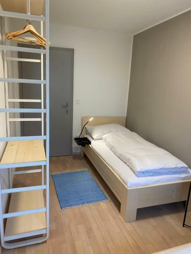 Apartamento Haus Mit 6 Schlafzimmer, Pool Und Gro�em Garten