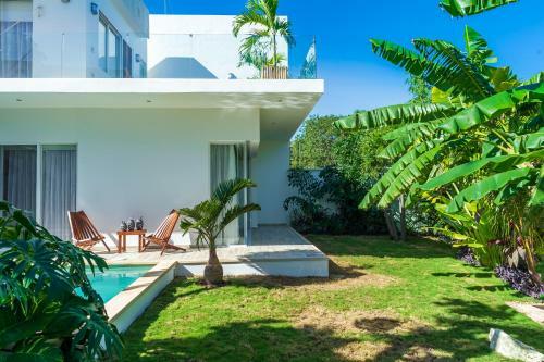 Yaakunah Dine Poolside At A Chic Paradise Villa In Tulum