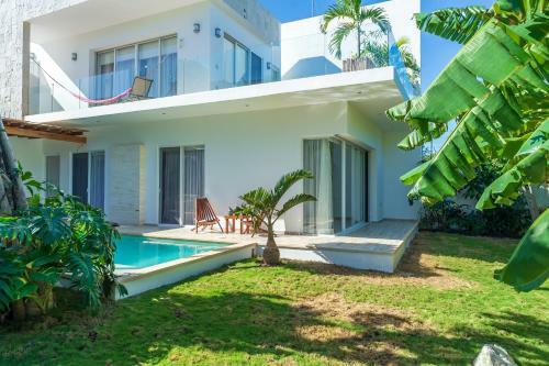 Yaakunah Dine Poolside At A Chic Paradise Villa In Tulum