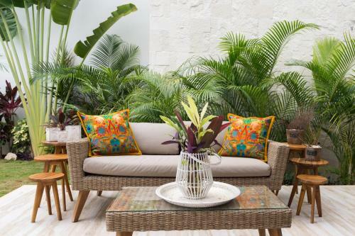 Yaakunah Dine Poolside At A Chic Paradise Villa In Tulum